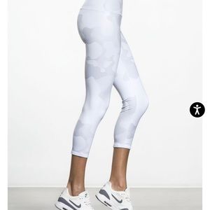 Alo Yoga airbrush white camo leggings small